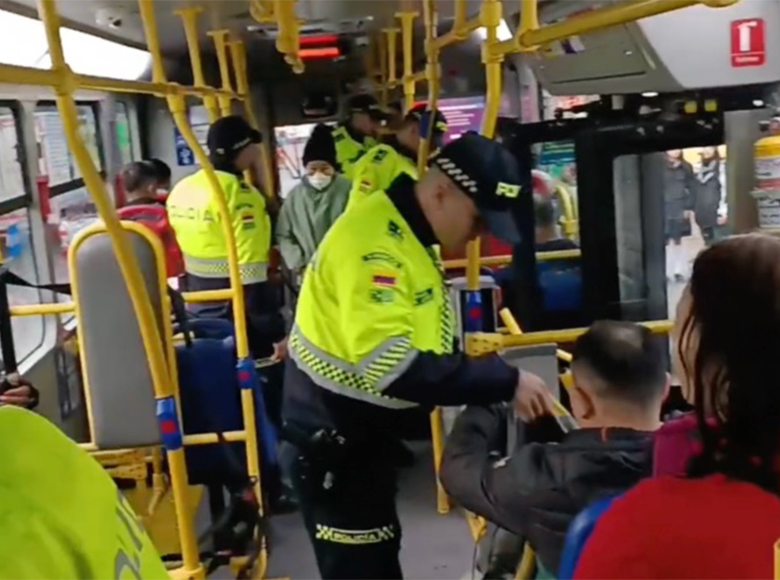 1.524 armas blancas fueron incautadas en operativos realizados en buses del SITP en Bogotá. Mediante estos planes diferenciales, las autoridades también han hecho 3.222 aplicaciones a la ley 1801. 