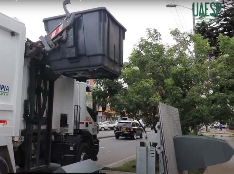 Al momento de la recolección llega el carro recolector activa una planta eléctrica que hace que el buzón suba junto con la plataforma y haga la respectiva recolección.