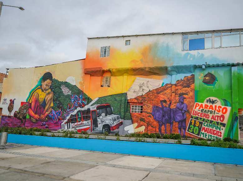 La comunidad de Ciudad Bolívar participó en la jornada de voluntariado “Cultura y Color en Illimaní”. Conoce aquí algunos de los murales que realizaron en la zona 👉🏻