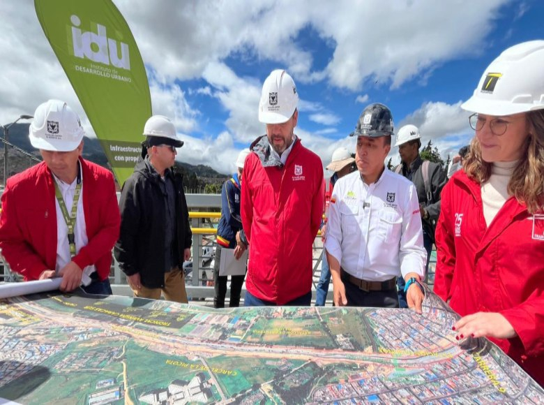 El alcalde Mayor, Carlos Fernando Galán, habilitó el puente peatonal Molinos y un tramo de 260 metros de carril exclusivo para el sistema de transporte público. 