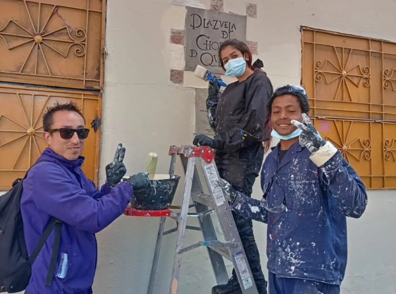 ¡El Centro Histórico es un espacio que nos convoca a todos! La cuadrilla de @Patrimoniobta , con el apoyo de los voluntarios de #ElCentroVive, limpia y restaura seis fachadas históricas para mantener vivo el patrimonio de #BogotáMiCiudadMiCasa.