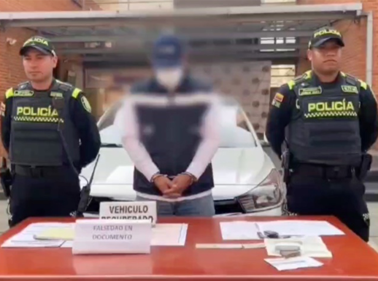 Un hombre capturado por vender un carro con los sistemas de identificación adulterados. Esto sucedió cuando un ciudadano solicitó apoyo de la Policía, para verificar un vehículo que iba a comprar.