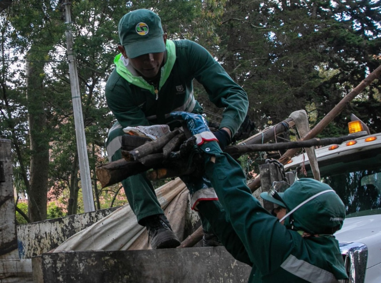 La Unidad Administrativa Especial de Servicios Públicos dentro de los trabajos de recuperación del Parque Nacional Enrique Olaya Herrera, ha recolectado más de 53 toneladas de residuos. Sigue para más fotos👉🏻