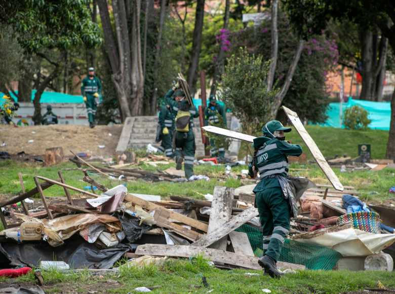 Los residuos no van directamente a la celda de Disposición Final. Tienen que ser tratados para separar aquellos materiales que no pueden ser ingresados a la celda o que tienen la posibilidad de ser reciclados.