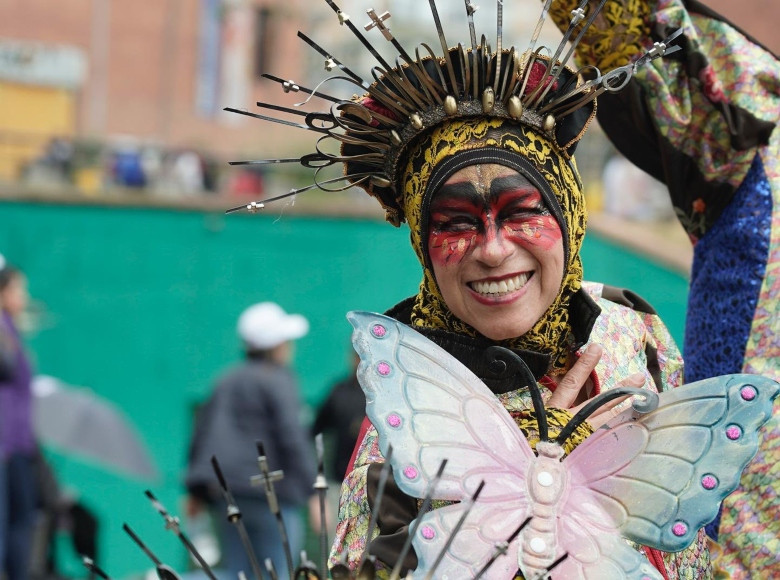 ‘Bogotá, mi Ciudad, mi Casa’ se llenó de color, música y alegría con un desfile de comparsas, que marcó el cierre del cumpleaños de la capital. Aquí más fotos 👉🏻 