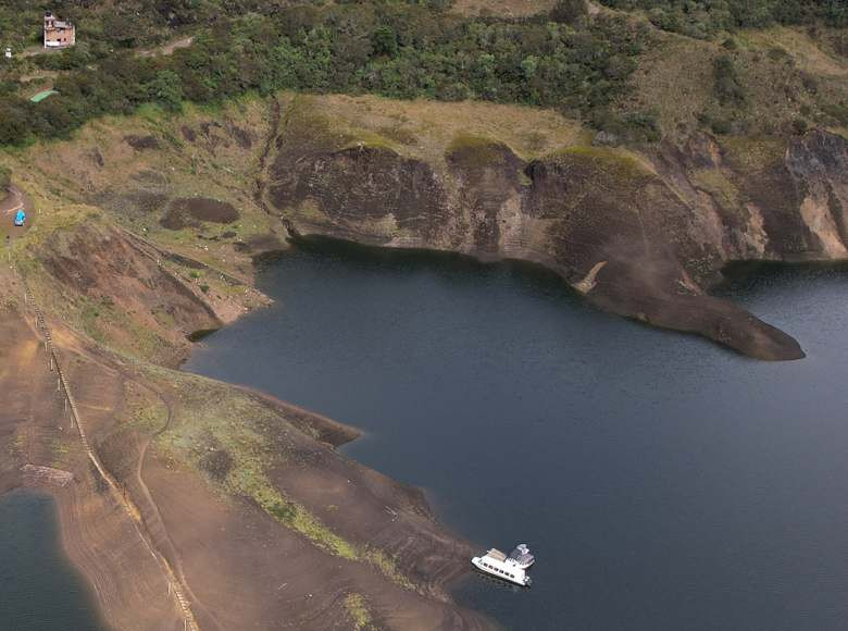 Los niveles de los embalses siguen bajando, por el aumento de consumo de agua que se ha presentado en los últimos días en Bogotá y municipios aledaños. Aquí te compartimos que reflejan la realidad del Embalse de Chuza 👉🏻