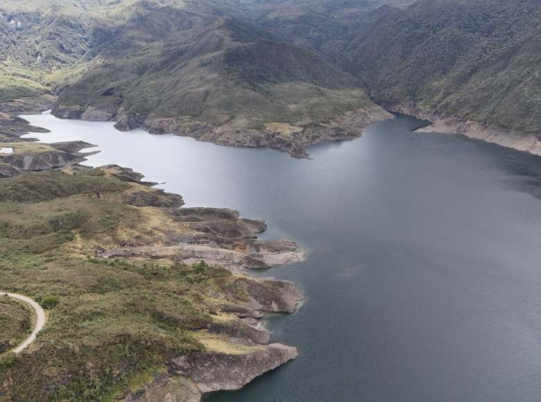 Según la Empresa de Acueducto y Alcantarillado de Bogotá, agosto de 2024, fue el mes más seco en el Sistema Chingaza de los últimos 55 años, esta situación llevó a la baja de los embalses que abastecen a Bogotá. 