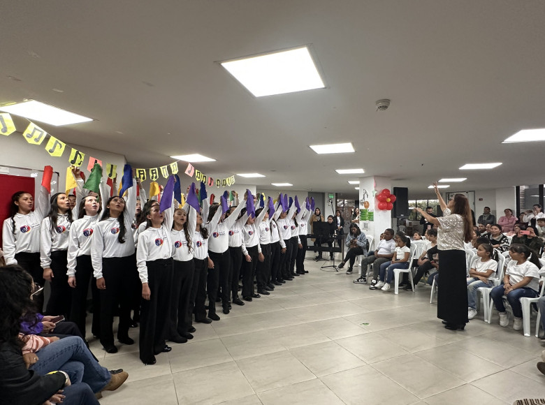 El Coro Hijas e Hijos de la Paz se ha consolidado como un símbolo de futuro y reconciliación, gracias al proceso formativo liderado por la Orquesta Filarmónica de Bogotá.