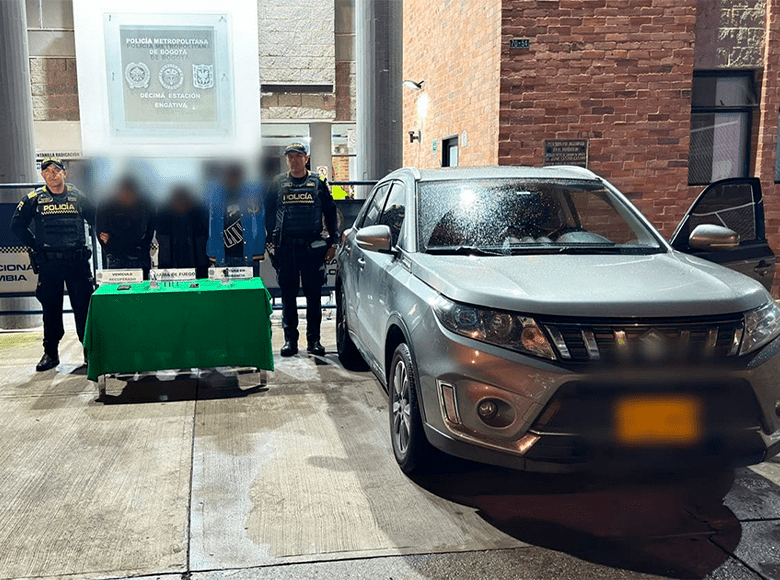 Tres capturados por hurtar una camioneta de alta gama en la localidad de Engativá. Uno de los detenidos tenía brazalete electrónico del Inpec. Durante el procedimiento se incautaron dos armas de fuego.