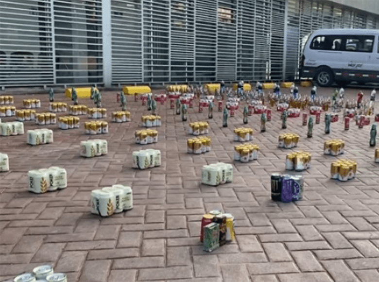 Más de 1.400 botellas de licor adulterado incautados al sur de Bogotá. El teniente coronel Gómez, comandante de la Estación de Policía Ciudad Bolívar, aseguró que el establecimiento no cumplía con los requisitos para operar.