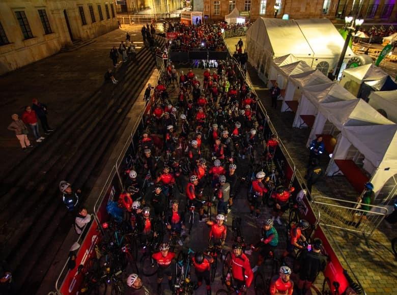 Ciclistas del Gran Fondo de Ciclismo a las 5:00 a. m. alistando su salida para el evnto deportivo.