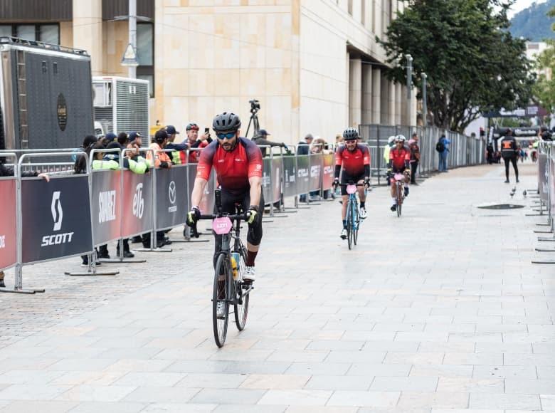 Llegada de los ciclistas y aficionados a la meta en La Plaza de Bolívar.