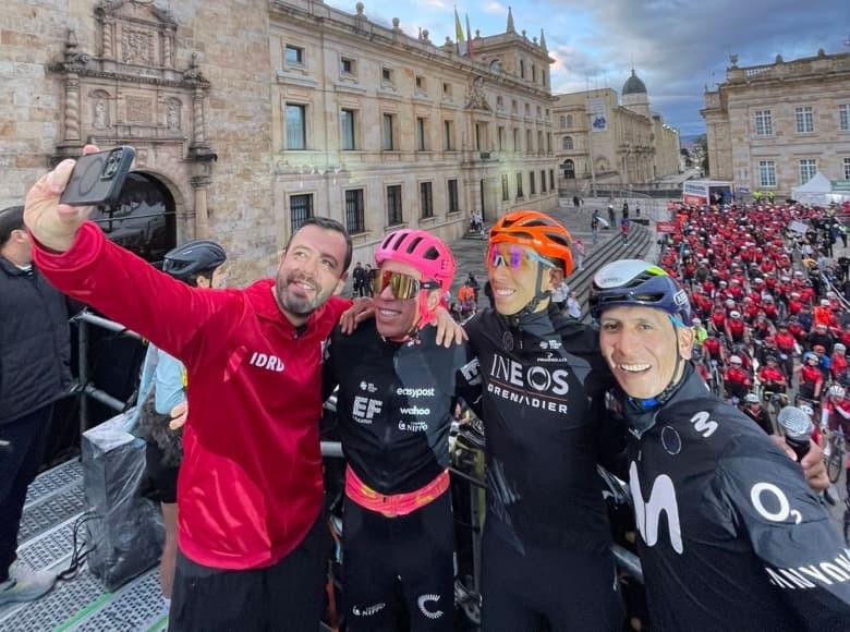 Durante el evento de salida de los participantes del Gran Fondo de Ciclismo de Bogotá, el alcalde Carlos Fernando Galán, Rigoberto Urán, Egan Bernal y Nairo Quintana.