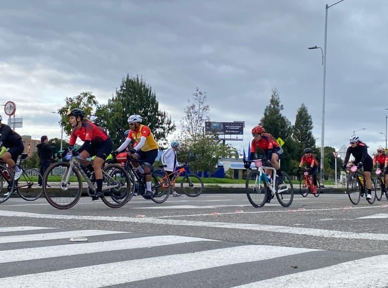 Ciclistas y aficionados en el Gran Fondo de Ciclismo de Bogotá durante su recorrido por la avenida Boyacá.