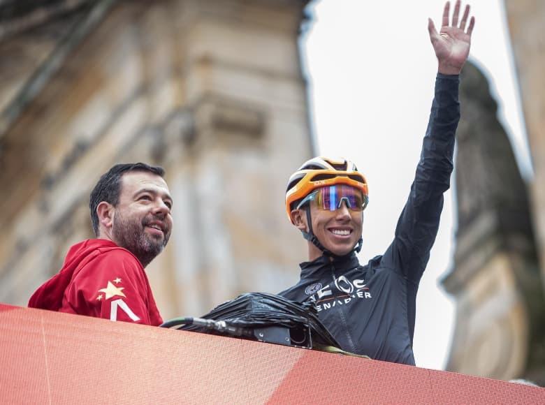 Alcalde Carlos Fernando Galán junto a Egan Bernal en la salida del Gran Fondo de Ciclismo de Bogotá.