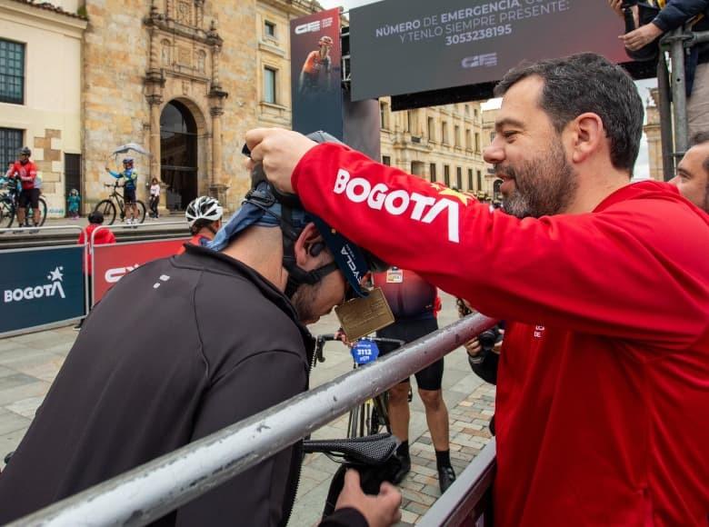 Alcalde Carlos Fernando Galán entregando medalla a uno de los competidores del Gran Fondo de Ciclismo de Bogotá.