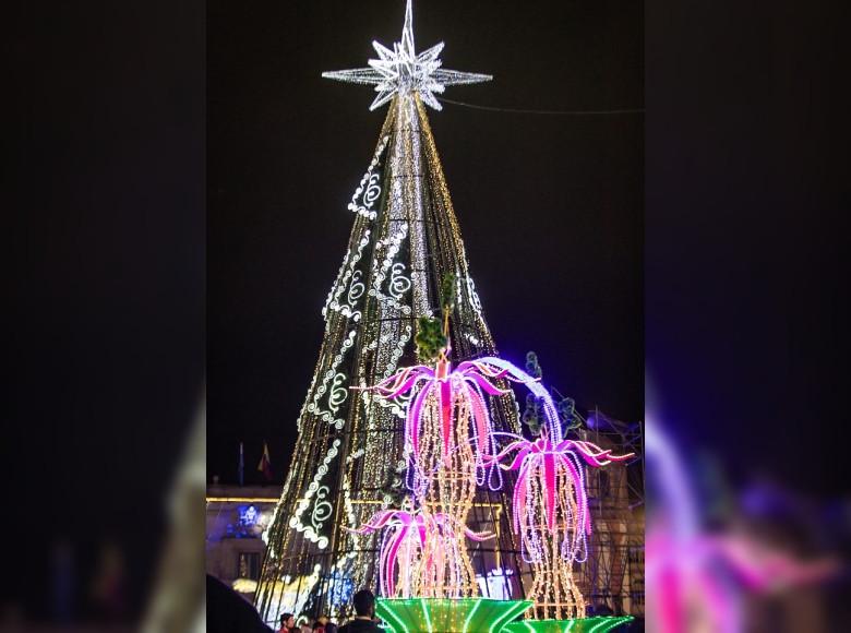 Luces en las fachadas de los palacios Liévano y de Justicia, la Catedral Primada y el Congreso de la Replica, hacen parte del alumbrado de Navidad en Bogotá, mi Ciudad, mi Casa.