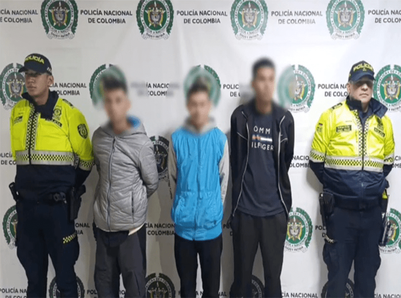 La Policía recuperó un vehículo hurtado en la localidad de San Cristóbal. Con este operativo, las autoridades lograron la captura de tres personas por el delito de hurto. 