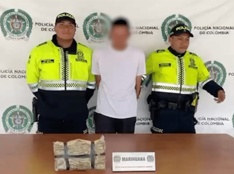 Un hombre fue capturado por portar alucinógenos en el barrio 7 de agosto. Llevaba más de 700 dosis de estupefaciente en una maleta, ocultas en cigarrillos y diferentes bolsas, aparentemente para su venta.