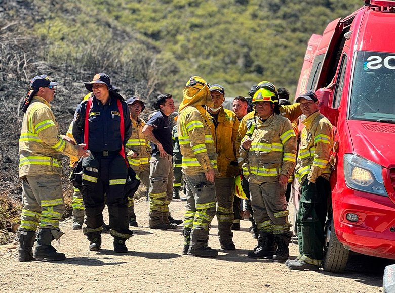 🚒 Tres máquinas extintoras y un vehículo de acción rápida del Cuerpo Oficial de Bomberos Bogotá, un dron y un helicóptero de la Fuerza Aérea Colombiana apoyan las labores de reconocimiento para evitar nuevos puntos de conflagración.