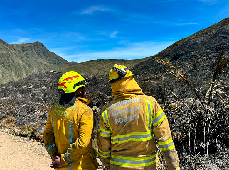 👩🏻‍🚒 En total 17 integrantes del Cuerpo Oficial de Bomberos Bogotá con tres máquinas extintoras y una camioneta de intervención rápida, entre otros hicieron que este incendio fuera controlado. 