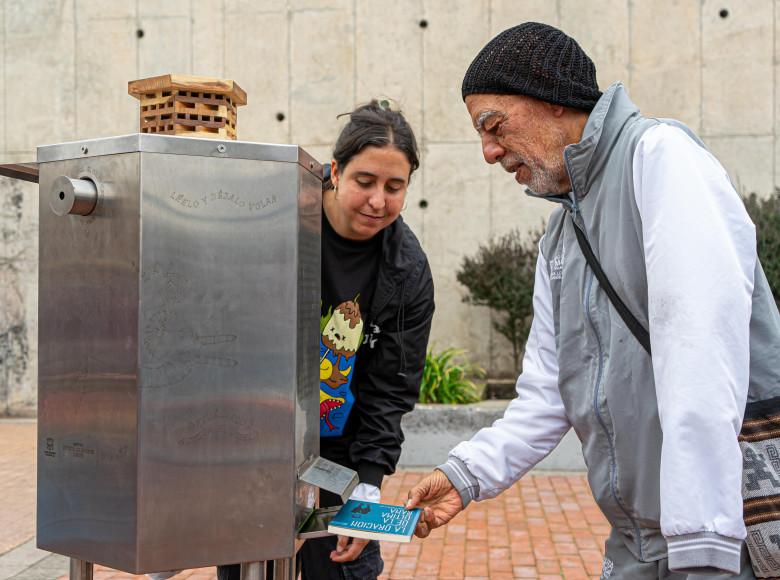 Así puedes retirar el libro del dispensador