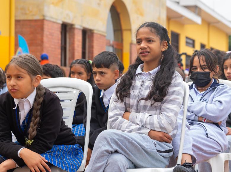 Los niños son garantes y curiosos frente a la innovadora máquina que les permitirá estar en contacto directo con la lectura 