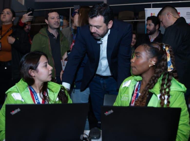 El alcalde Carlos Fernando Galán acompañó la apertura de la Megaferia de Empleo en el Movistar Arena. Destacó la oferta que hay en diferentes sectores como el de la construcción, transporte, vivienda y salud.