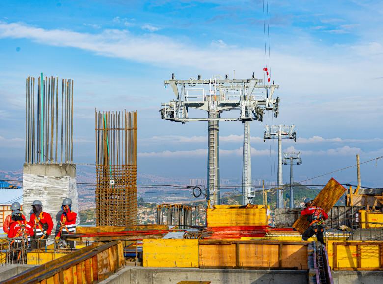 El proyecto contará con 17 800 m2 de espacio público, tres estaciones, 21 torres y 1 puente peatonal.