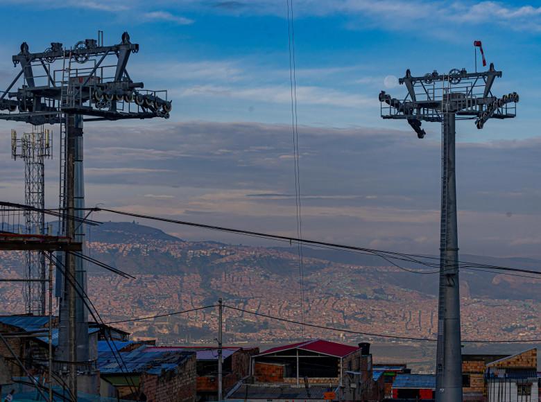 Las torres tienen una altura promedio de 25 m (entre 11m y 45 m) y un valor promedio de $2100 millones cada una.