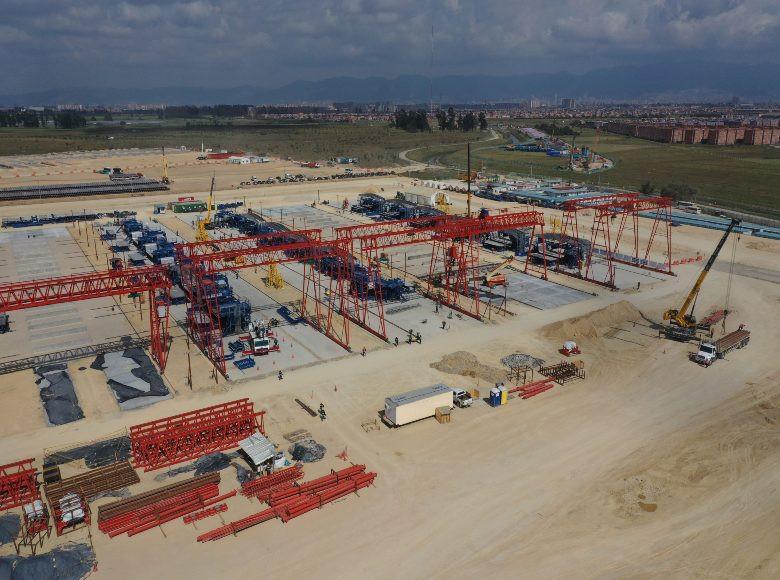 Esta foto corresponde al patio taller de Bosa, donde avanza la primera Subestación Eléctrica y la construcción de la cochera que albergará los primeros 30 trenes, además de la construcción de los edificios administrativos. 