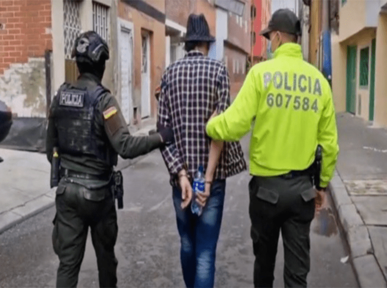 Cayó alias ‘Gafas’ en San Bernardo, señalado de coordinar el comercio de drogas y estupefacientes en esta zona de la ciudad. También fueron incautadas 2.000 dosis de estupefacientes. 