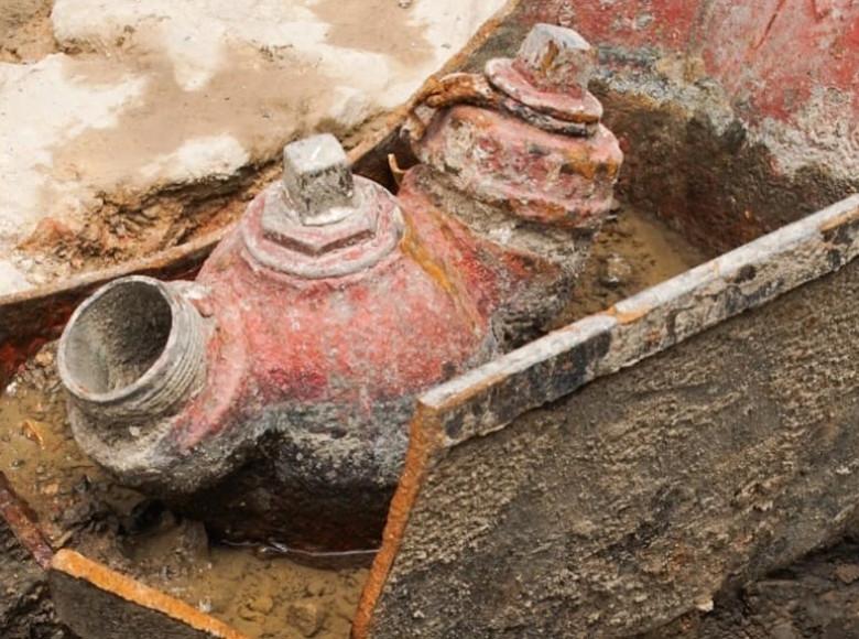 Entre los vestigios descubiertos se destacan; infraestructura hídrica colonial y republicana: se han encontrado diferentes sistemas de canalización de aguas construidas con lajas de piedras labradas y ladrillos.