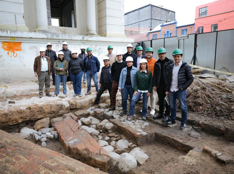 Entre los vestigios descubiertos se destacan; estructuras arquitectónicas de distintas épocas: muros, cimientos, pisos y canales que narran la evolución urbana y constructiva del sector.