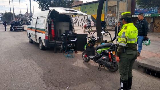 Agente de policía hace control de emisiones a una moto que tiene permiso de transitar en día sin carro.