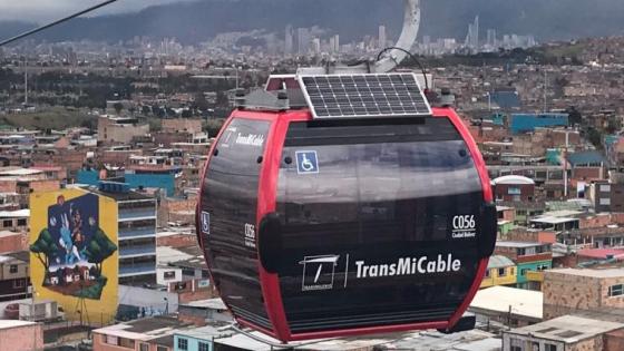 Vista de Bogotá desde los Cerros Orientales con un Transmicable.