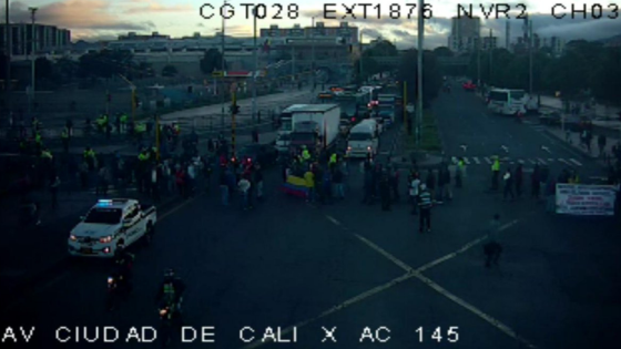 Aspecto de la jornada de paro en un punto de la avenida Ciudad de Cali.