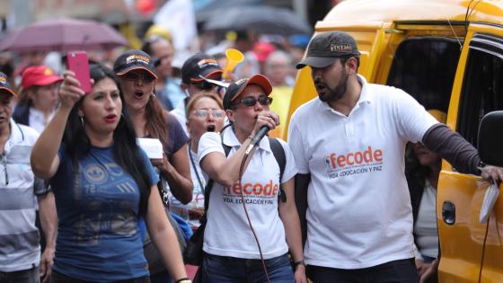 Fotografía de docentes marchando por las calles de Bogotá