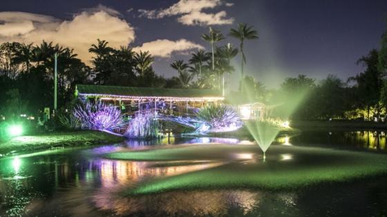 Foto nocturna del Jardín Botánico de Bogotá.