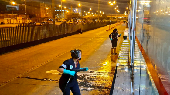 Persona limpiando estación de transmilenio