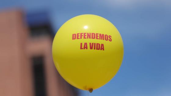 Fotografía de un globo con la leyenda Defendamos la vida