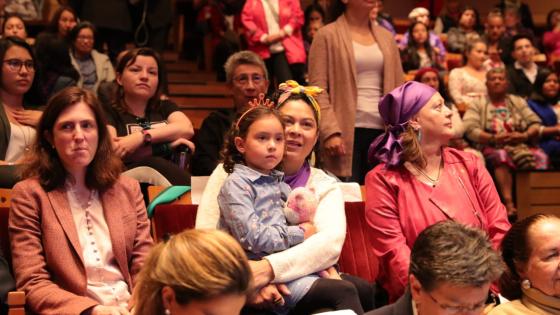 fotografía de tres mujeres en evento del Día Internacional de la Mujer