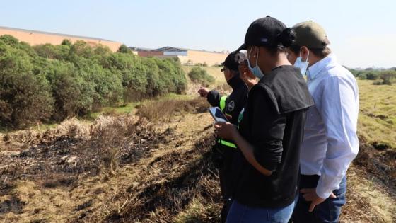 Fotografía de técnicos de la Secretaría de Ambiente en el humedal