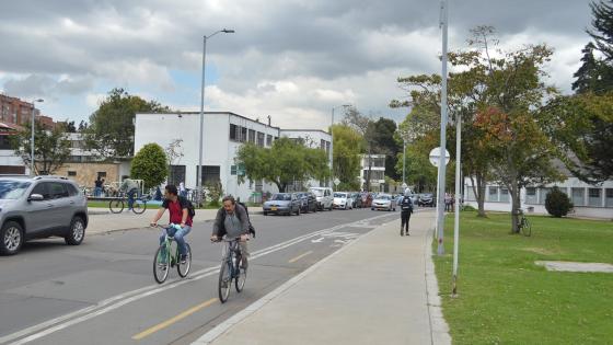 Fotografía de personas circulando en bicicleta