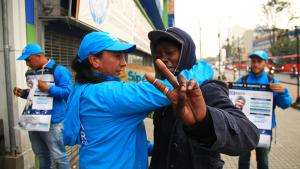 Habitante de calle abrazando a funcionario de la secretaría de integración social 