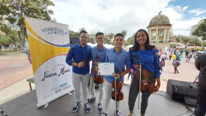 Muestra de lo que fue el primer festival Venezuela Aporta con una banda de músicos venezolanos 