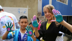 Niños en jornada de embellecimiento en su barrio 