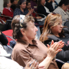 Mujeres bogotanas escuchan una conferencia, ellas serían las beneficiadas de la reducción de homicidios en Bogotá.