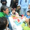 Imagen de la alcaldesa con los niños del jardín