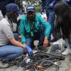 tres personas reciclando material metalico